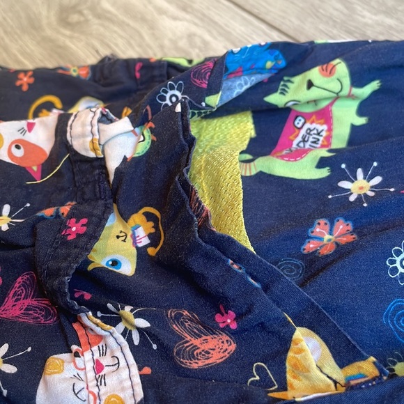 Print scrub top - Picture 2 of 4